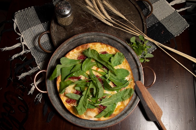 Pizza brasileira com tomate seco, rúcula e mussarela. pizza tradicional brasileira