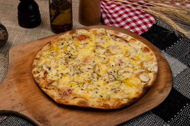 Pizza brasileira de cogumelos, queijo e orégano, vista de cima
