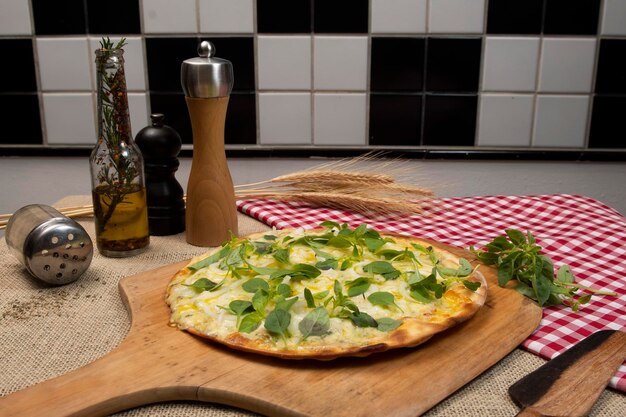 Pizza brasileña con mozzarella de queso y albahaca