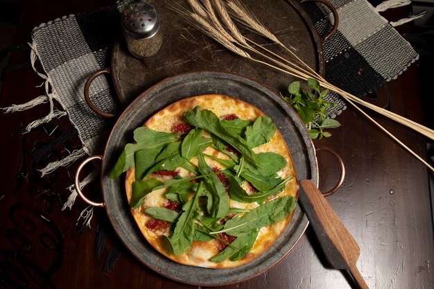 Pizza brasileña con tomates secos, rúcula y mozzarella. Pizza brasileña tradicional