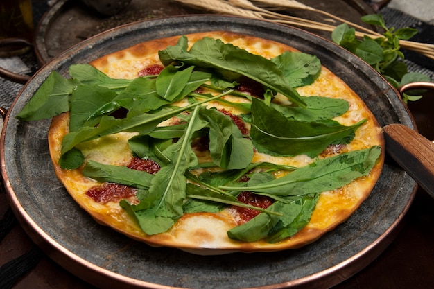 Foto pizza brasileña con tomates secos, rúcula y mozzarella. pizza brasileña tradicional