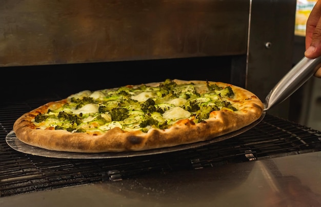 Pizza de brócoli en el horno.