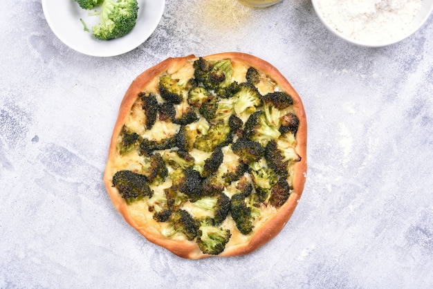 Foto pizza con brócoli y queso