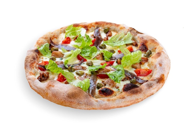 Pizza Caesar com anchovas de frango romaine cherry kalamata alcaparras pesto pizza redonda napolitana em fundo branco