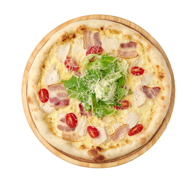 Pizza Caesar na placa de madeira isolada no branco
