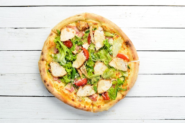 Pizza Caesar Pizza mit Hühnerkäse und Salat Draufsicht Freier Platz für Ihren Text