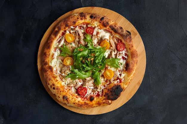Pizza Caesar Pizza con queso de tomate de pollo y lechuga sobre fondo de piedra Vista superior Espacio libre para su texto Comida de entrega