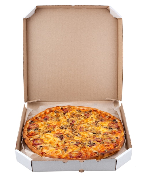 Foto pizza en una caja aislada sobre fondo blanco.
