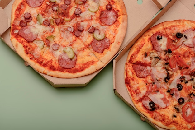 Pizza en caja de cartón corrugado marrón para llevar en la mesa. redondo, pizza