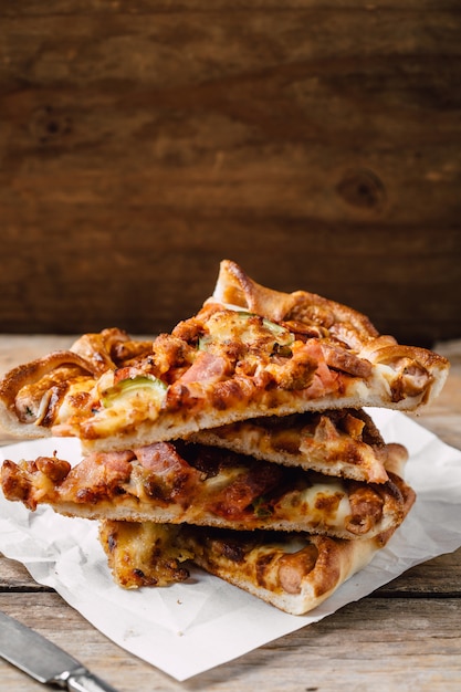 Pizza en la caja de papel en mesa de madera