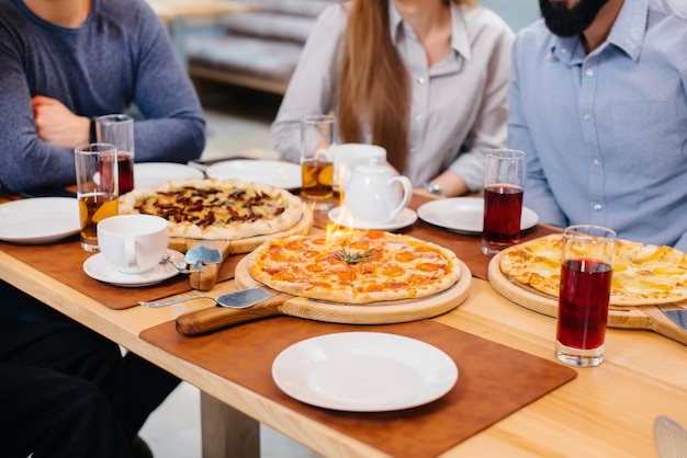 Pizza caliente única en primer plano durante una cena amistosa