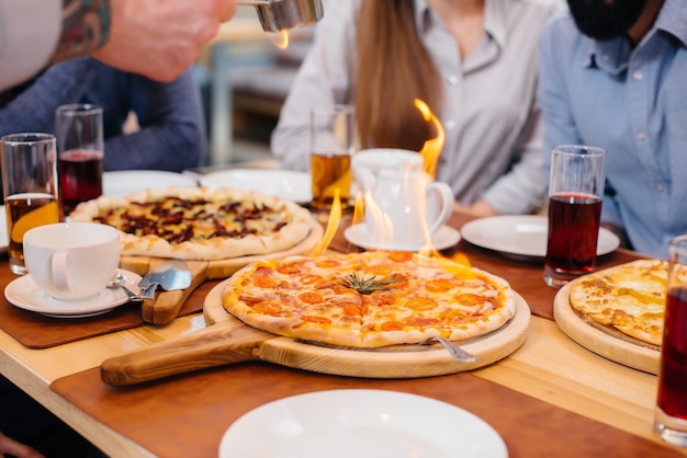 Pizza caliente única en primer plano durante una cena amistosa.