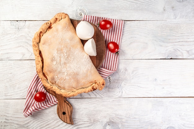 Pizza Calzone com tomate, mussarela e presunto