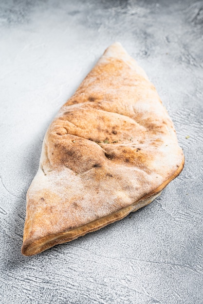 Pizza Calzone italiana con pollo y queso