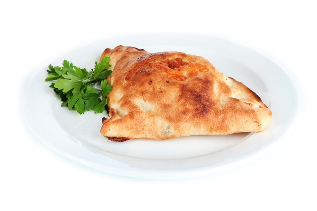 Pizza calzone en mesa aislado en blanco