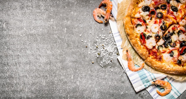 Pizza con camarones, pasta de tomate y aceite de oliva.