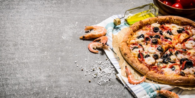 Pizza con camarones, pasta de tomate y aceite de oliva.