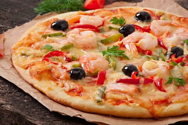 Pizza con camarones, salmón y aceitunas