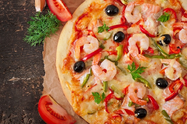 Pizza con camarones, salmón y aceitunas