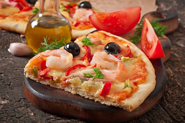 Pizza con camarones, salmón y aceitunas