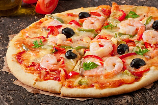 Pizza con camarones, salmón y aceitunas