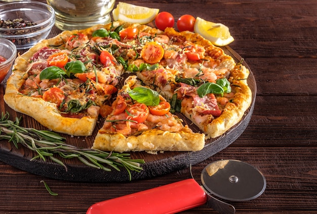 Pizza con camarones, tomates, queso y hierbas