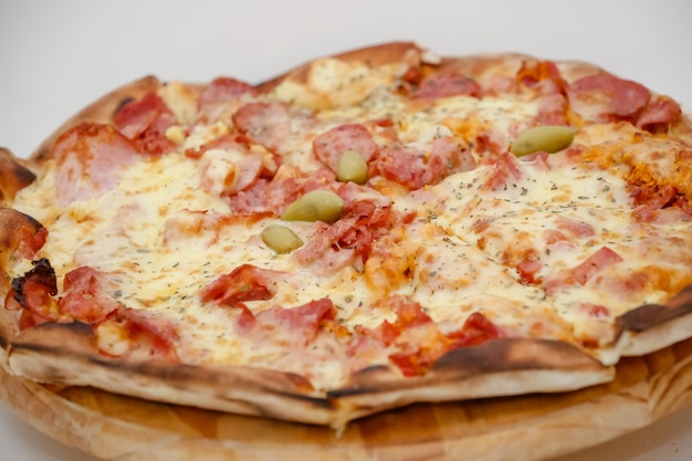 Pizza canadense de frango fatiado grande com sabor delicioso