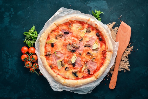 Pizza Caprichos Tocino champiñones alcachofas tomates Plato tradicional italiano Sobre el fondo antiguo Vista superior Espacio libre para el texto