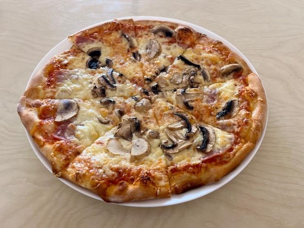 Pizza Capriciosa en un plato de primer plano en la mesa
