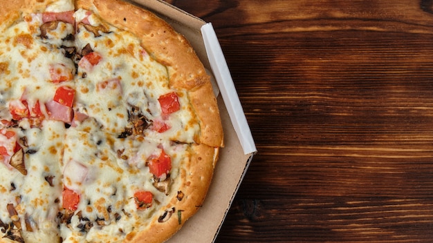 Pizza carbonara en una caja de cartón con espacio de copia