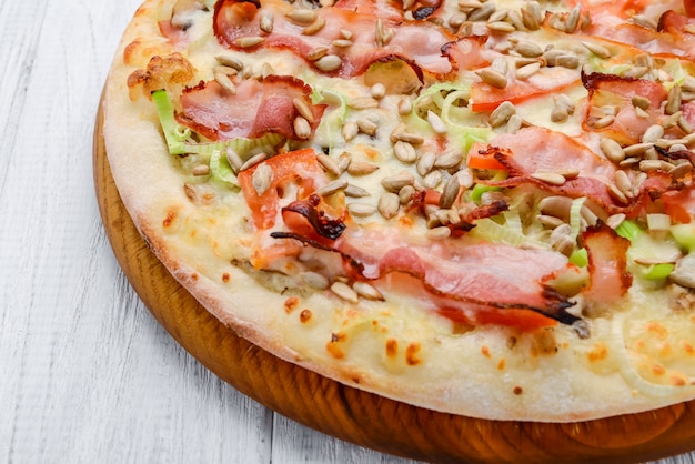 Pizza Carbonara mit Speck