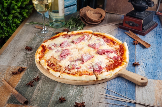 Pizza carbonara con queso parmesano rallado de ternera