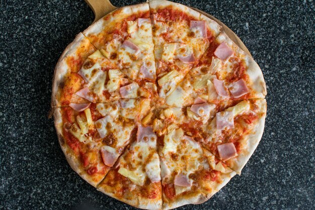 Pizza Carbonare mit Ananas, Becon