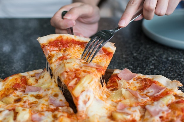 Pizza Carbonare mit Ananas-Bonbon