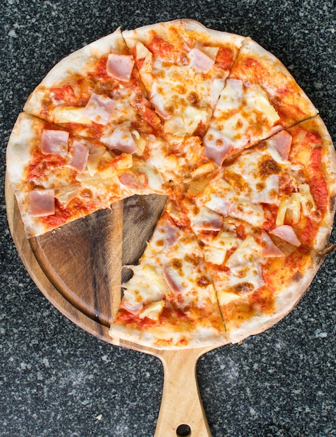 Pizza carbonare con piña, becon