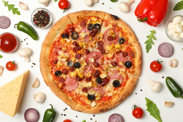 Pizza con carne e ingredientes