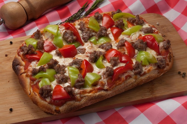 Pizza con carne picada y pimiento