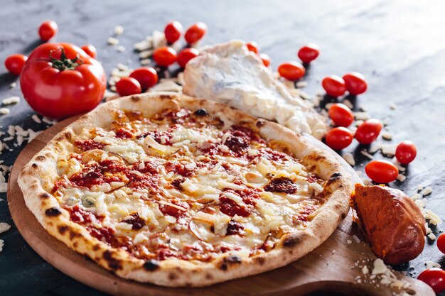 Pizza con carne, queso parmesano y queso azul.