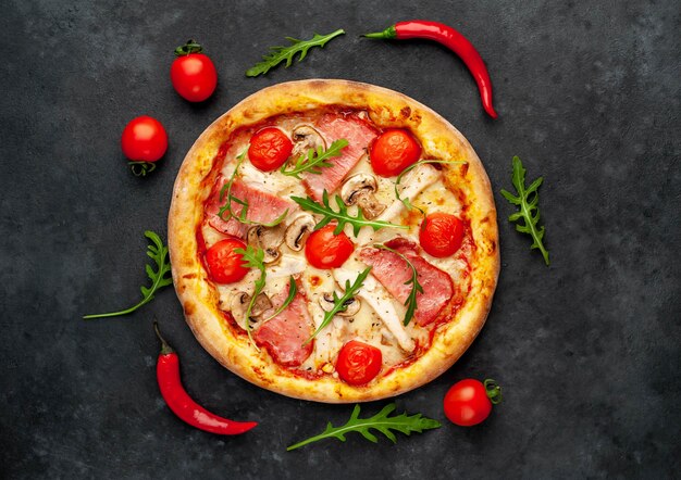 pizza de carne con queso, pollo, jamón, champiñones, tomates