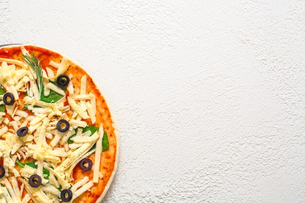 Pizza caseira com azeitonas em um fundo branco