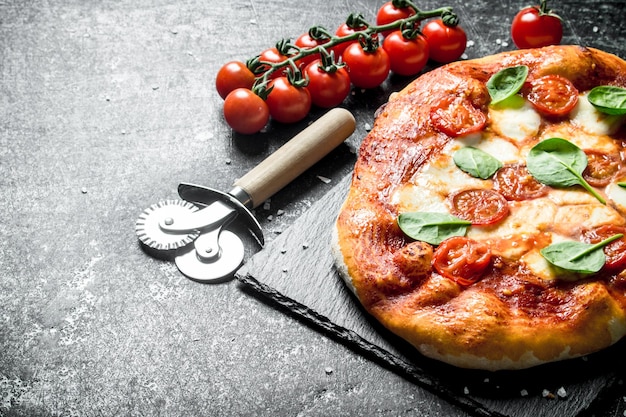 Foto pizza caseira com espinafre