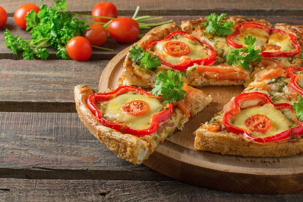Pizza caseira com frango e pimentão tomate cereja salsa