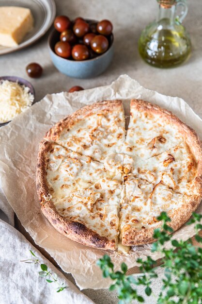 Pizza caseira com frango e queijo em molho branco superfície de concreto leve