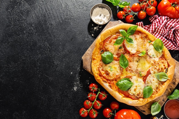 Pizza caseira com mussarela no escuro