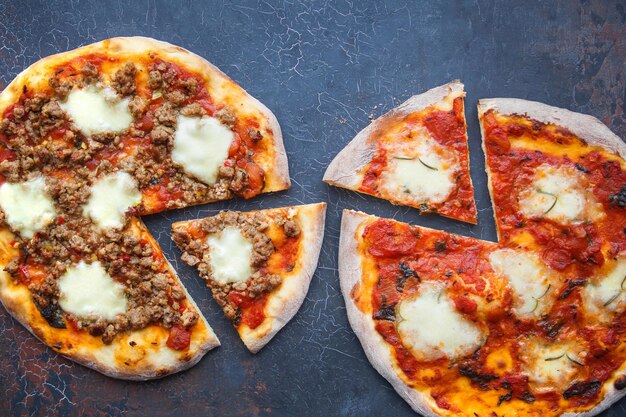 Pizza caseira, Com mussarela, tomate e carne, Costas escuras