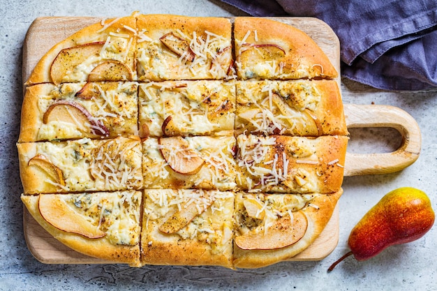 Pizza caseira com pêra e gorgonzola, fundo cinza