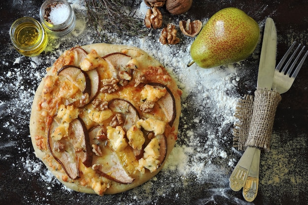 Pizza caseira com pêra, queijos e nozes.