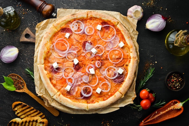 Pizza caseira com queijo feta salame e cebola Vista superior espaço livre para o seu texto