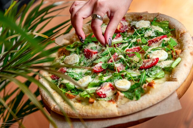 Pizza caseira com salada Caesar uma interessante porção de salada com carne de frango