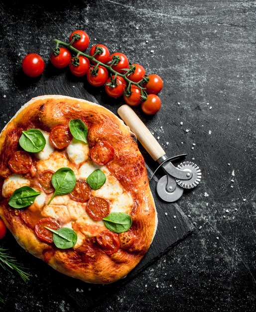 Foto pizza caseira com salsichas tomate e queijo